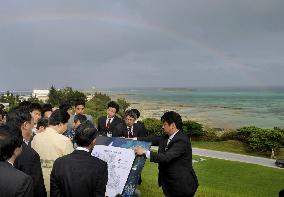 Rainbow appears as Hatoyama visits Okinawa