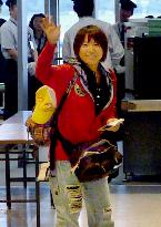 Female knuckleballer Yoshida leaves for U.S.