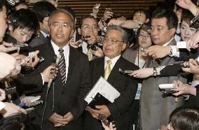 Hatoyama rebuffed by Tokunoshima mayors