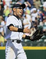 Mariners' Ichiro 3-for-5 with 3 stolen bases against Angels