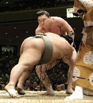 Sumo champ Hakuho solid in summer tourney