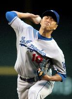 Kuroda gets 4th win as Dodgers top D'Backs