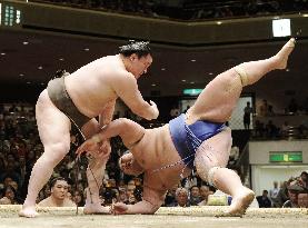 Hakuho remains unbeaten on 5th day