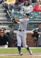 Ichiro hits his 1st homer of the season