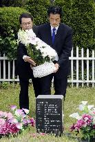 Japanese Foreign Minister Okada visits Lee's grave in S. Korea