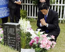 Japanese Foreign Minister Okada visits Lee's grave in S. Korea