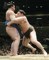 Hakuho, Baruto still tied for lead at summer sumo
