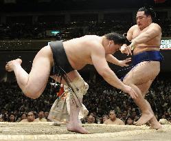 Mongolian ozeki Harumafuji beats Kakuryu at summer sumo