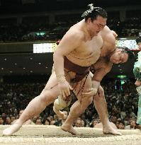 Bulgarian ozeki Kotooshu beats Kisenosato at summer sumo