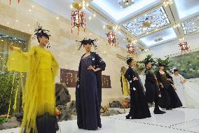 Designer Koshino holds fashion show at Beijing's Great Hall