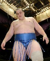 Baruto falls, Hakuho in charge at summer sumo