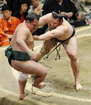 Ozeki Kotooshu beats Kitataiki at summer sumo