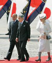 Emperor welcomes Cambodian king