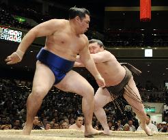 Hakuho still in lead at summer sumo