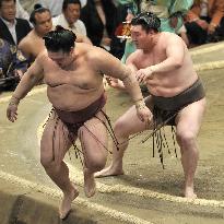 Hakuho stays perfect at summer sumo tournament