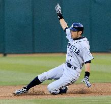 Ichiro goes 1-for-3 in Mariners' loss