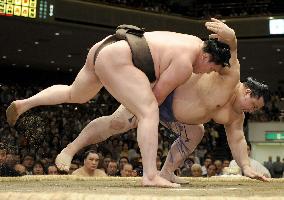 Mongolian yokozuna Hakuho still spotless at summer sumo