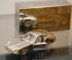 '7-million-yen' platinum toy car displayed