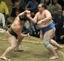 Hakuho sends Baruto packing to close in on summer sumo title