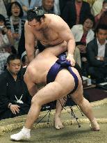 Ozeki Kotooshu beaten by No. 5 maegashira Hakuba at summer sumo