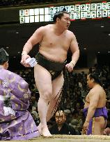 Grand champion Hakuho clinches 14th title in summer sumo meet