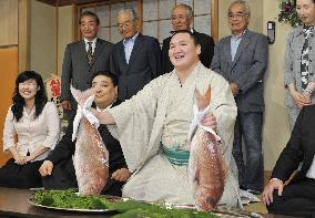 Grand champion Hakuho clinches 14th title in summer sumo meet