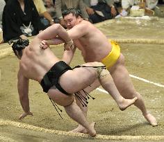 Hakuho manhandles Kotooshu to stay perfect at summer sumo