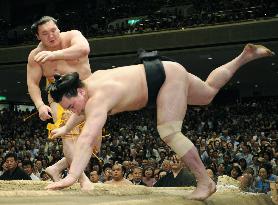 Hakuho finishes with perfect record