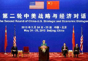 U.S., China begin talks, focus on N. Korea, yuan