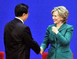 U.S., China begin talks, focus on N. Korea, yuan