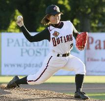 Knuckleballer Yoshida debuts in U.S.