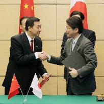 Japan, China sign bilateral initiative on food safey