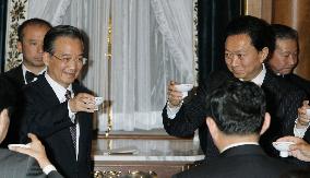 China's Wen at dinner party with Hatoyama