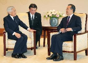 Japan emperor meets with Wen