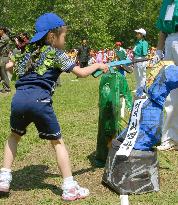 N. Korean children hit paper effigy of Lee during obstacle race