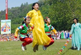 N. Korean children hit paper effigy of Lee during obstacle race