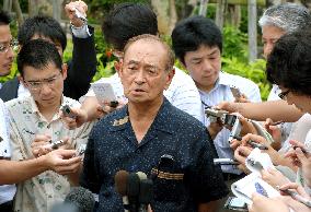 Hatoyama to quit before election, hit by U.S. base fiasco