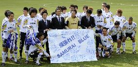 Exile members cheer up Japan soccer team at Alpine camp