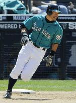 Ichiro goes 2-for-3, scores 1,000th run in major leagues