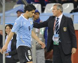 10-man Uruguay hold on to draw 0-0 with France