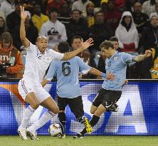 10-man Uruguay hold on to draw 0-0 with France