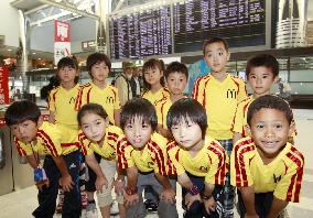 11 children leave for S. Africa to escort Japanese players