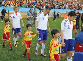 Netherlands beat Japan in World Cup Group E