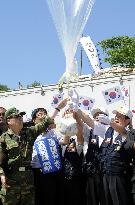Civic groups release balloons with leaflets near N. Korea