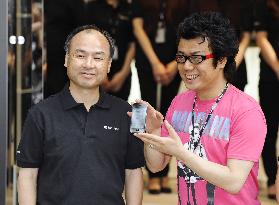 iPhone4 goes on sale in Japan