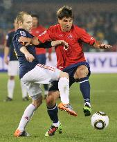 Spain beat 10-man Chile 2-1, both teams advance to round of 16