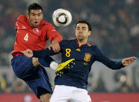 Spain beat 10-man Chile 2-1, both teams advance to round of 16