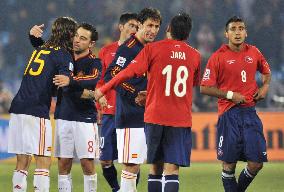 Spain beat 10-man Chile 2-1, both teams advance to round of 16