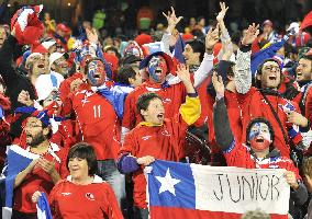 Spain beat 10-man Chile 2-1, both teams advance to round of 16