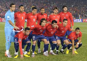 Spain beat 10-man Chile 2-1, both teams advance to round of 16